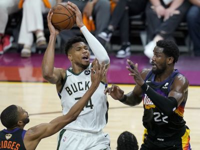 NBA finále: Skvelý Antetokounmpo bol so 42 bodmi osamotený, Phoenix vedie 2:0