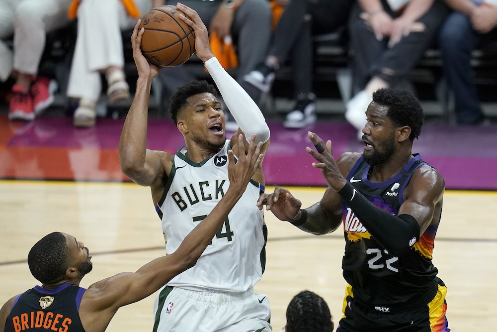 NBA finále: Skvelý Antetokounmpo bol so 42 bodmi osamotený, Phoenix vedie 2:0
