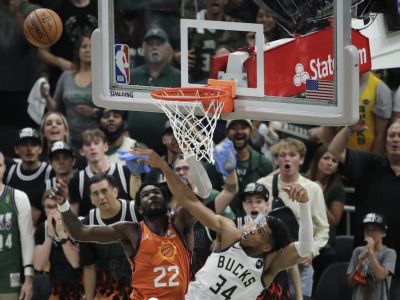 NBA finále: Jannis predviedol blok roka, Phoenixu nestačilo ani 42 bodov Bookera