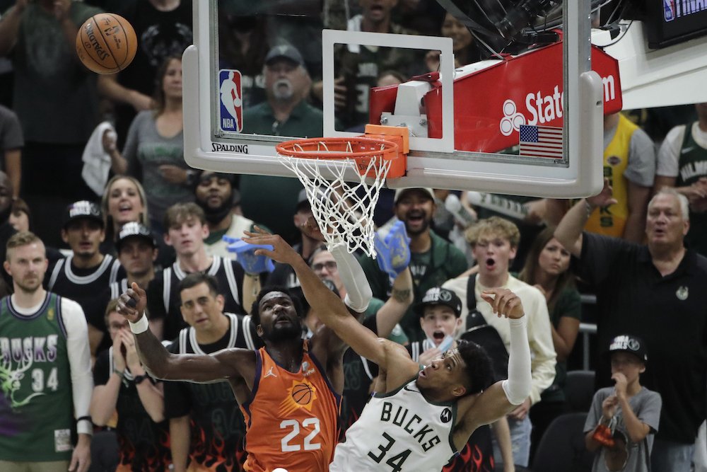 NBA finále: Jannis predviedol blok roka, Phoenixu nestačilo ani 42 bodov Bookera