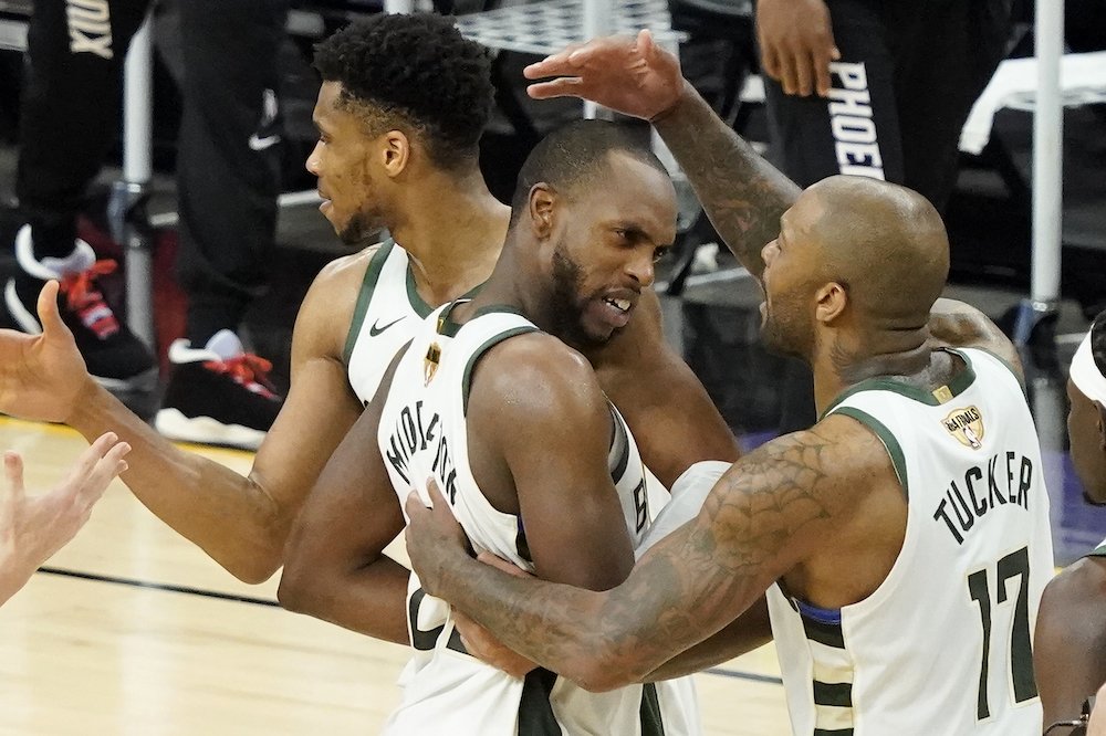 NBA finále: Milwaukee sa vzchopilo, otočilo sériu a má majstrovský mečbal