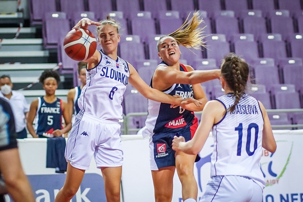 Osemnástka začala s Francúzkami hrozne, prvú štvrtinu prehrala 2:25