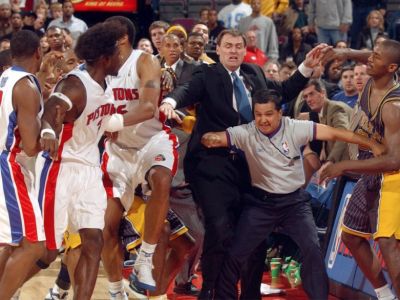 Predýchaval, počítal do päť, fanúšik ho trafil pohárom, následkom bola najväčšia bitka NBA a zmarená šanca na titul