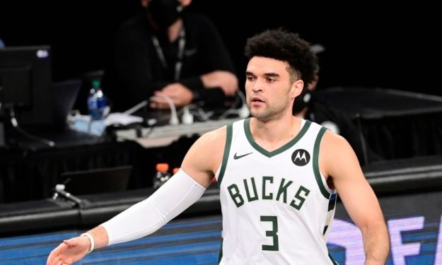 Euroligoví šampióni tápu, dostali výprask od mestského rivala, nakopnúť ich má aktuálny šampión z NBA