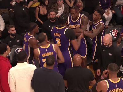 VIDEO: Šokovaný Magic Johnson, Lakers znova prehrali a hviezda sa takmer pobila so spoluhráčom