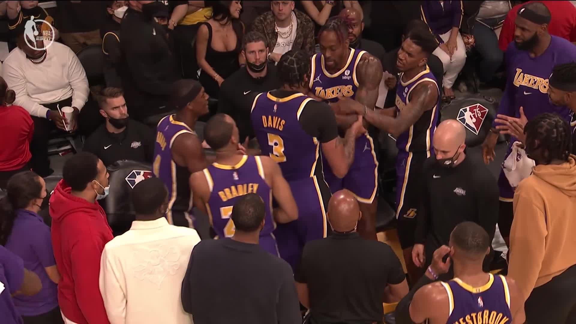 VIDEO: Šokovaný Magic Johnson, Lakers znova prehrali a hviezda sa takmer pobila so spoluhráčom