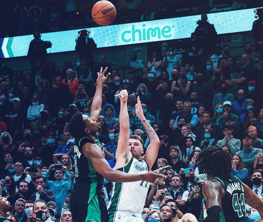 VIDEO: Víťazný buzzer beater cez troch obrancov? Luka Dončič znova famózne rozhodol