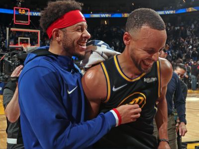 Miluje Iversona, v NBA má úžasnú sezónu, ale je len v tieni slávneho brata