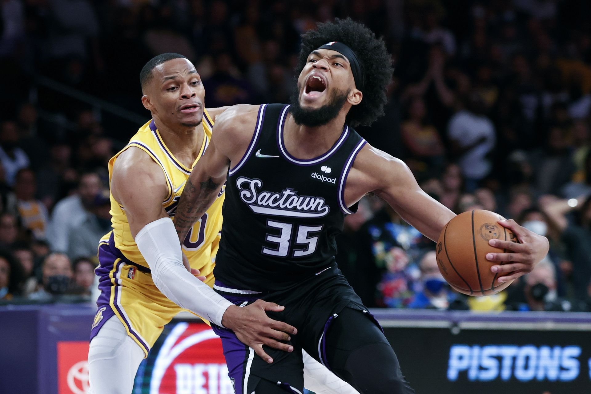 VIDEO: Lakers padli po troch predĺženiach, Phoenix valcuje naďalej