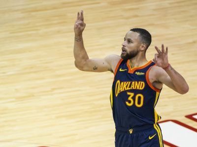 VIDEO: Steph Curry prekonal ako prvý v histórii 3000 trojok, ale Golden State doma prehralo