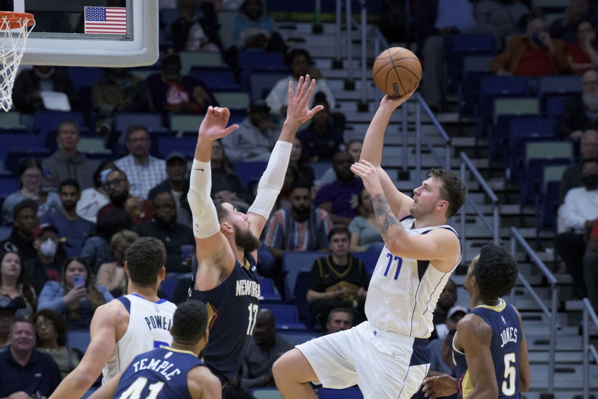 VIDEO: Dončič s Porzingisom vyplienili New Orleans, 40-bodový večer Antetokounmpa