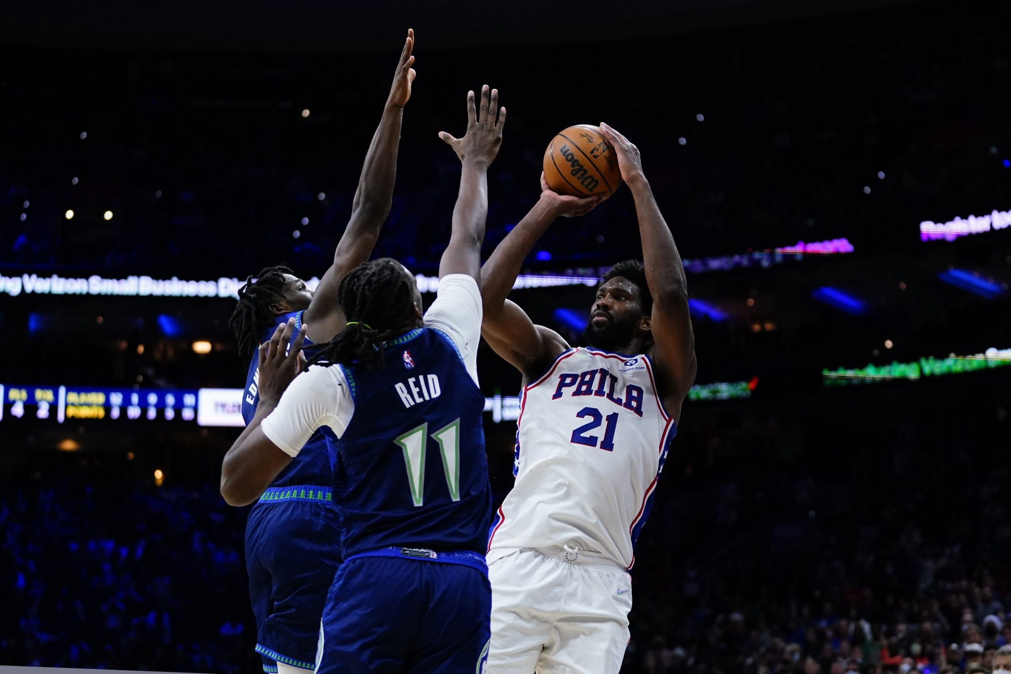 VIDEO: Embiid potiahol Philadelphiu 43 bodmi a 15 doskokmi, na čele NBA sa držia Golden State a Phoenix