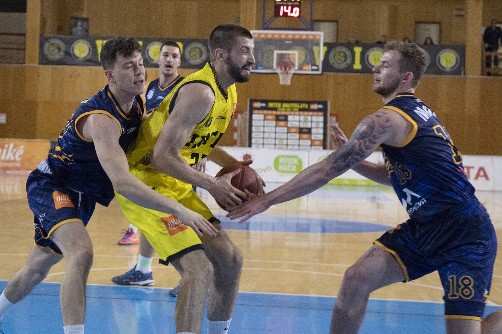 VIDEO: Víťazná séria Komárna pokračuje, Handlová rabovala na Spiši