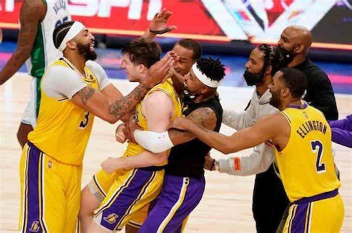 VIDEO: Lakers vykúpil nečakaný hrdina, Edwards premenil ako najmladší 10 trojok