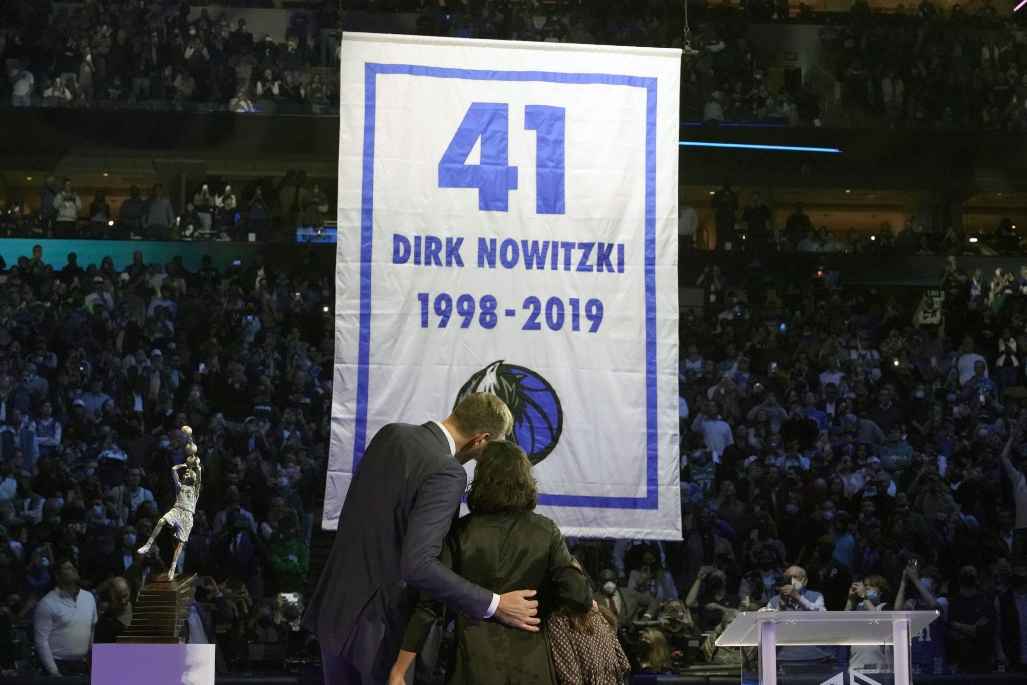 VIDEO: Dončič oslávil výhrou nad Golden State Nowitzkého, návrat Irvinga, neskutočný triple-double Jokiča