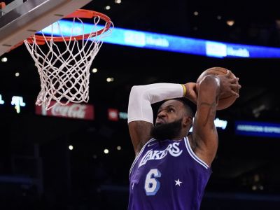 VIDEO: LeBron sa posunul na pivota, Lakers vyhrávajú, Bucks pretlačili Brooklyn