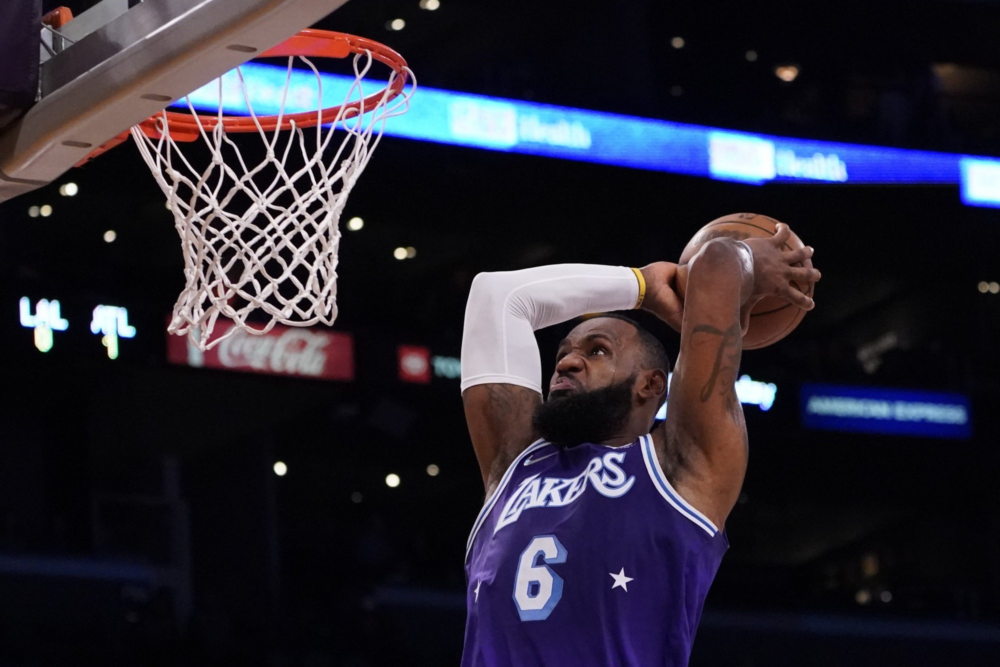 VIDEO: LeBron sa posunul na pivota, Lakers vyhrávajú, Bucks pretlačili Brooklyn