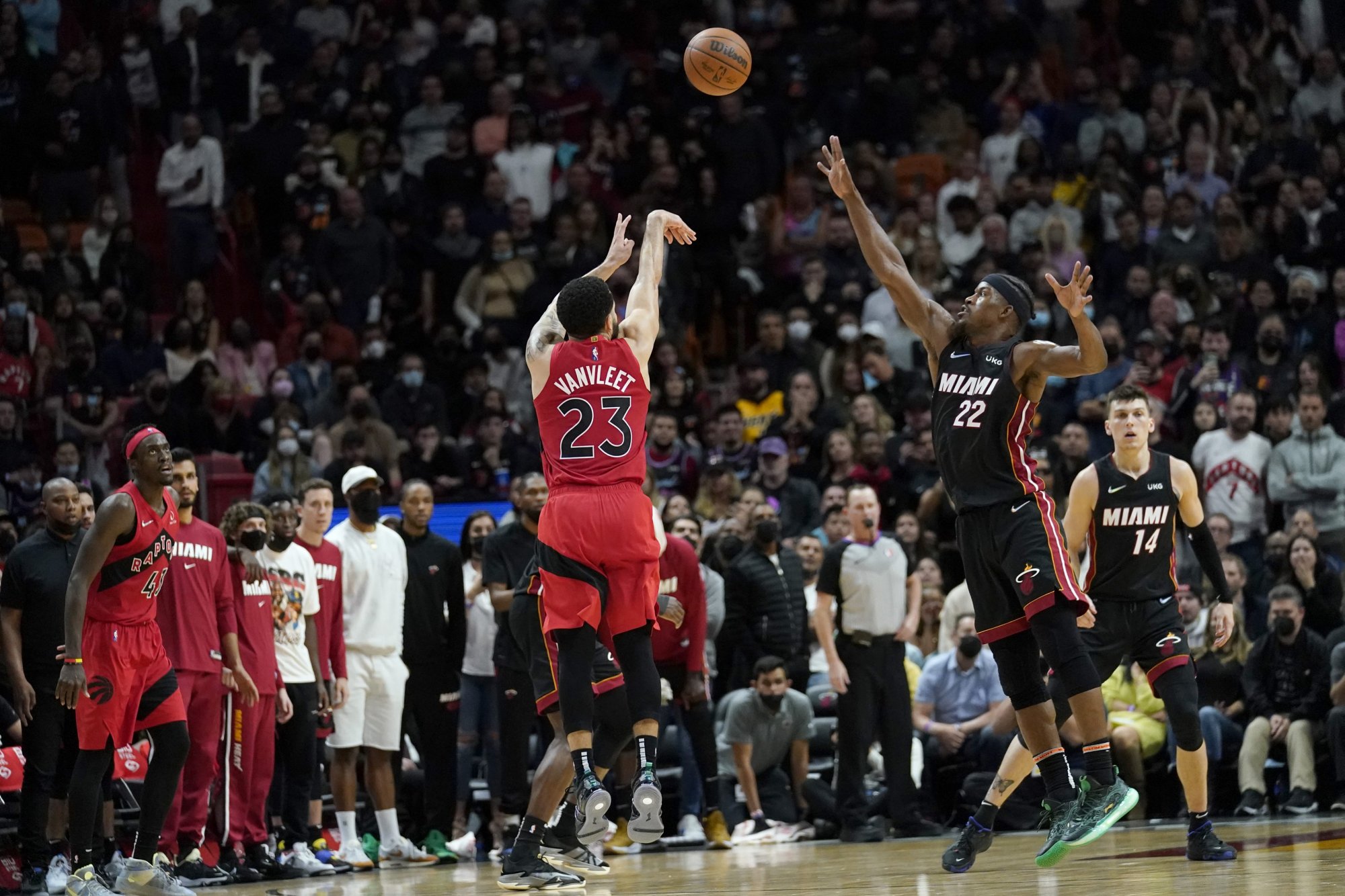 VIDEO: Parádna dráma v Miami, Toronto vyhralo na vedúcim tímom po troch predĺženiach