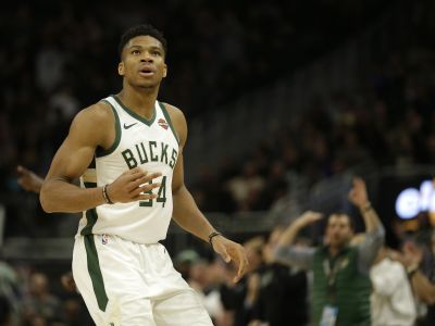 VIDEO: Giannis ponížil Lakers 44 bodmi, na čele stále Suns