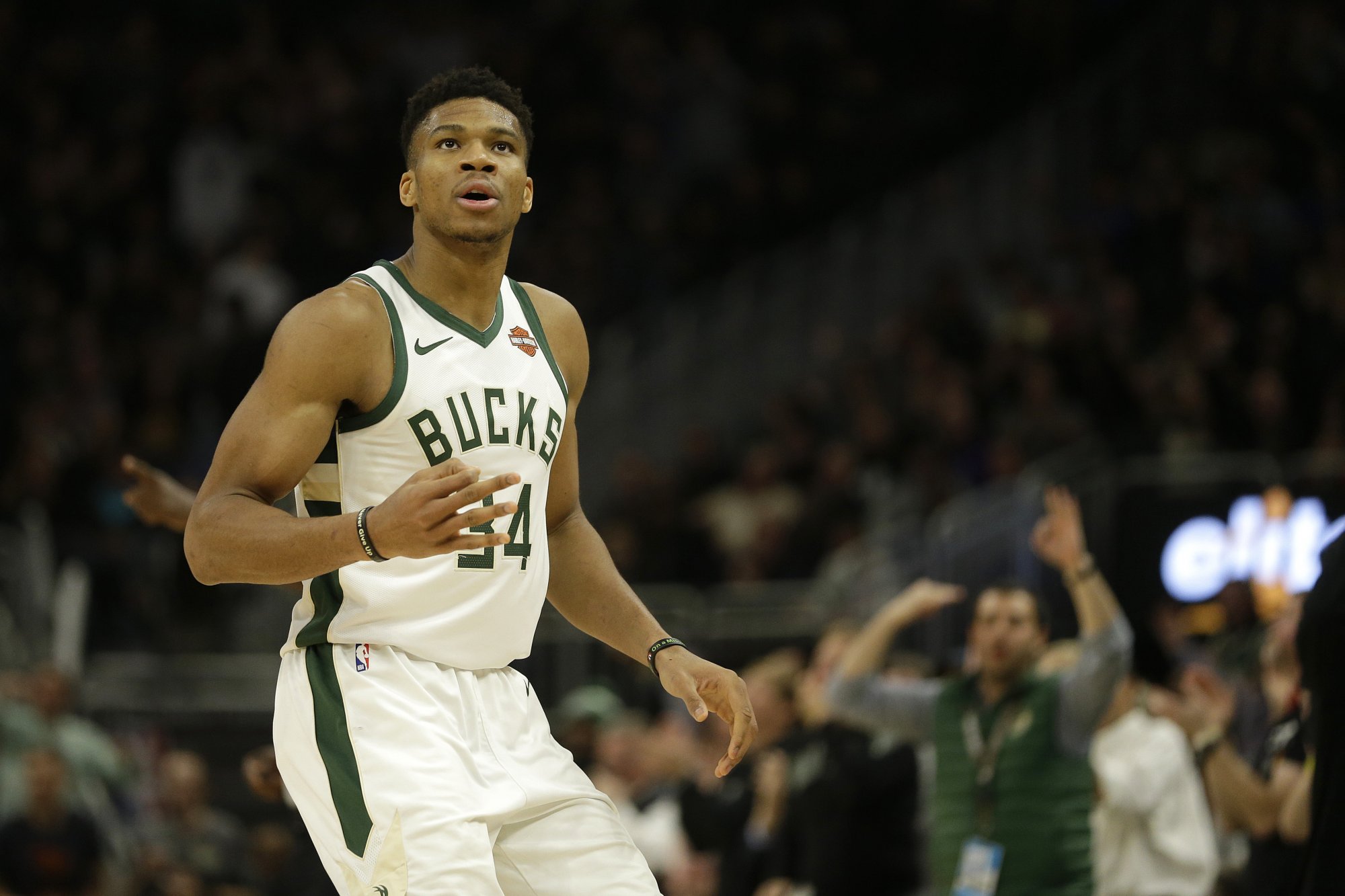 VIDEO: Giannis ponížil Lakers 44 bodmi, na čele stále Suns