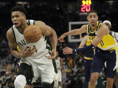 VIDEO: 50-bodový Giannis, Harden sa prizeral výprasku