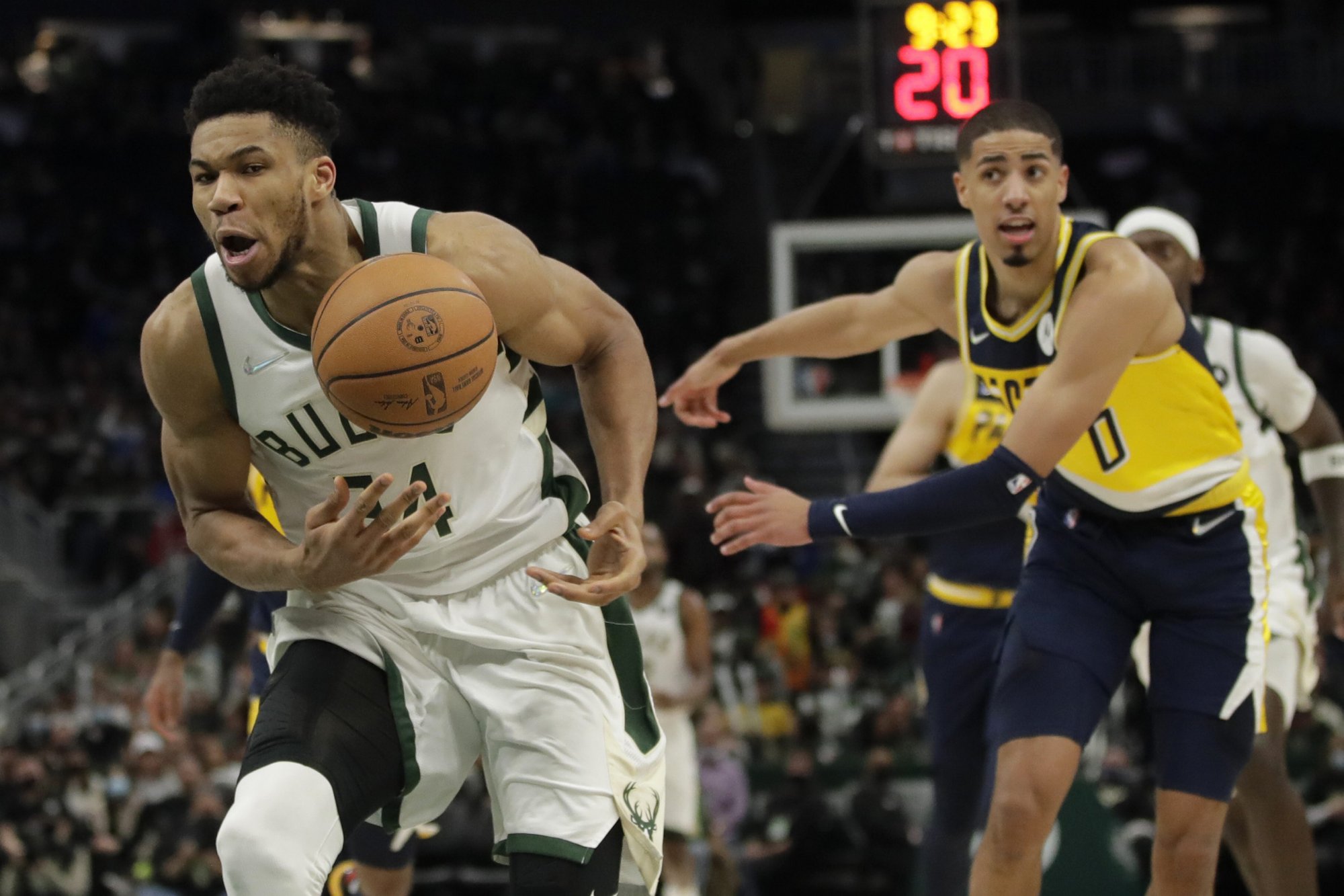 VIDEO: 50-bodový Giannis, Harden sa prizeral výprasku