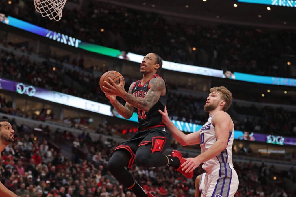 VIDEO: Úžasný DeRozan prekonal legendu, Lakers pretlačili Utah