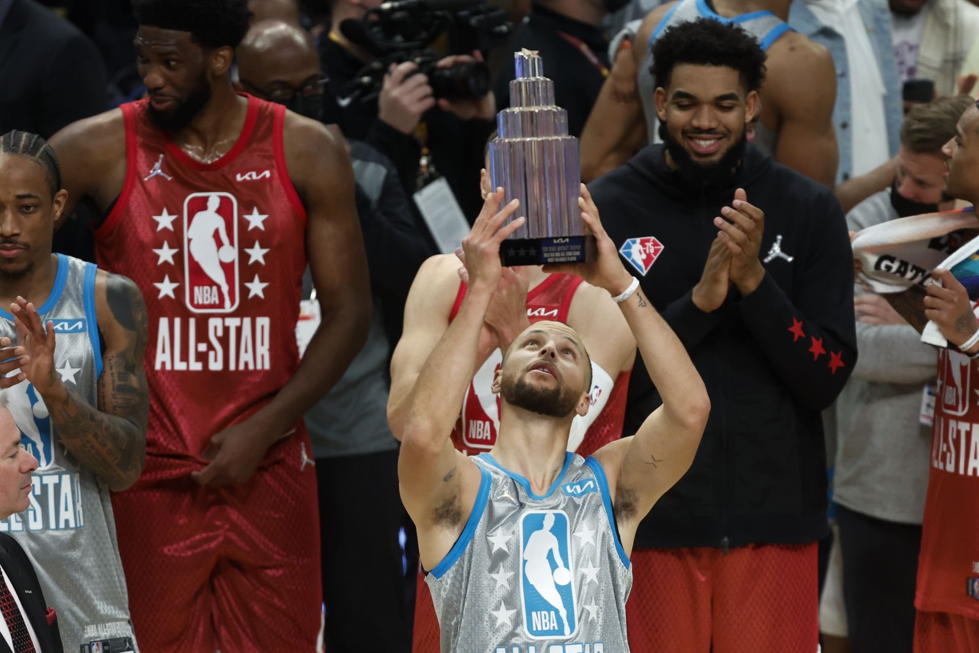 VIDEO: Curry si urobil z All-Star Game vlastnú trojkovú súťaž, opäť vyhral LeBronov tím