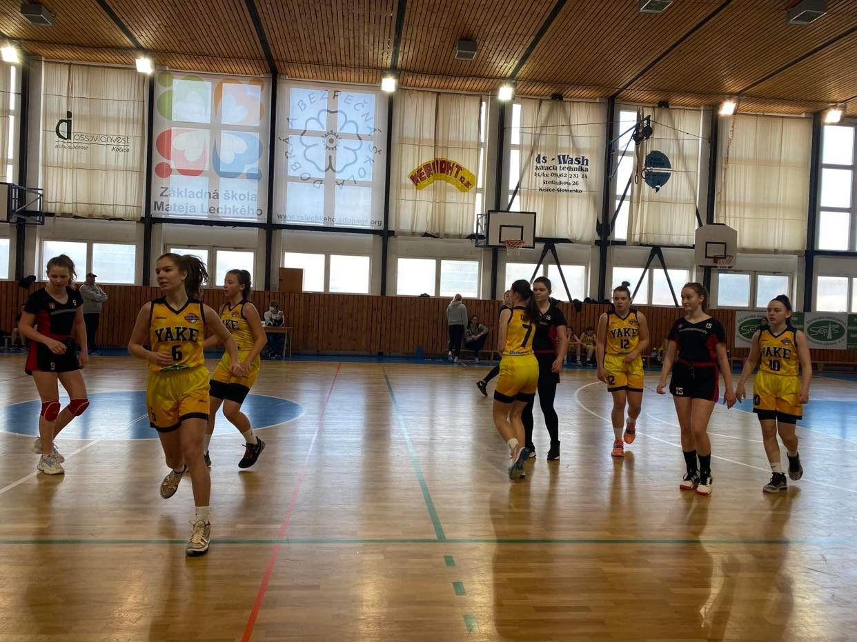 Na západe dohrávky raz pre Slovan a raz pre Sereď, na východe dominantné Young Angels
