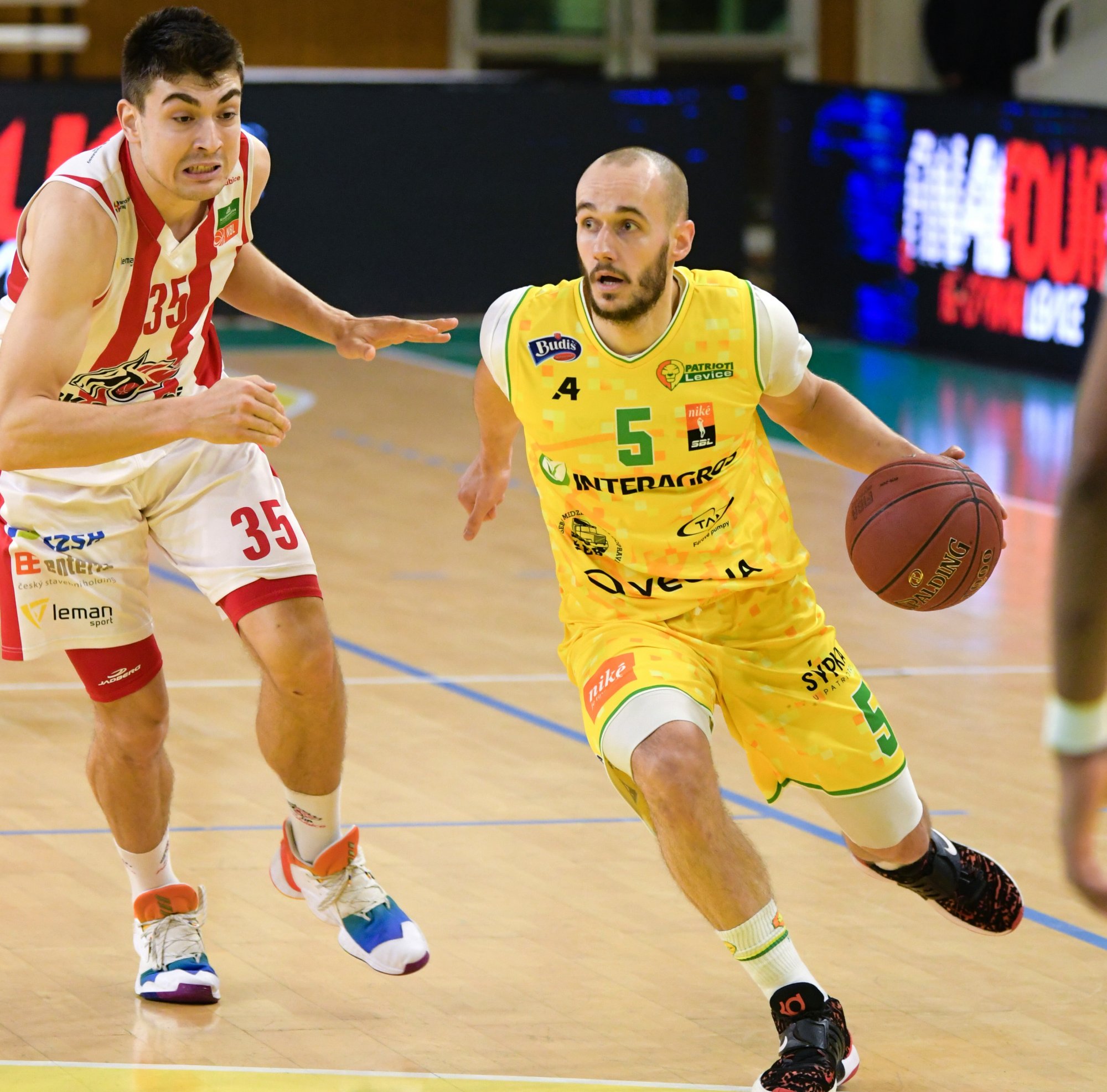 Krajčovič znova predčil frustrovaného českého reprezentanta, rozhodla levická obrana a tímovosť