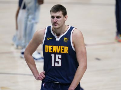 NBA play-off: Golden State jasne zdoláva Jokičov Denver, Dallas opäť vyhral aj bez Dončiča