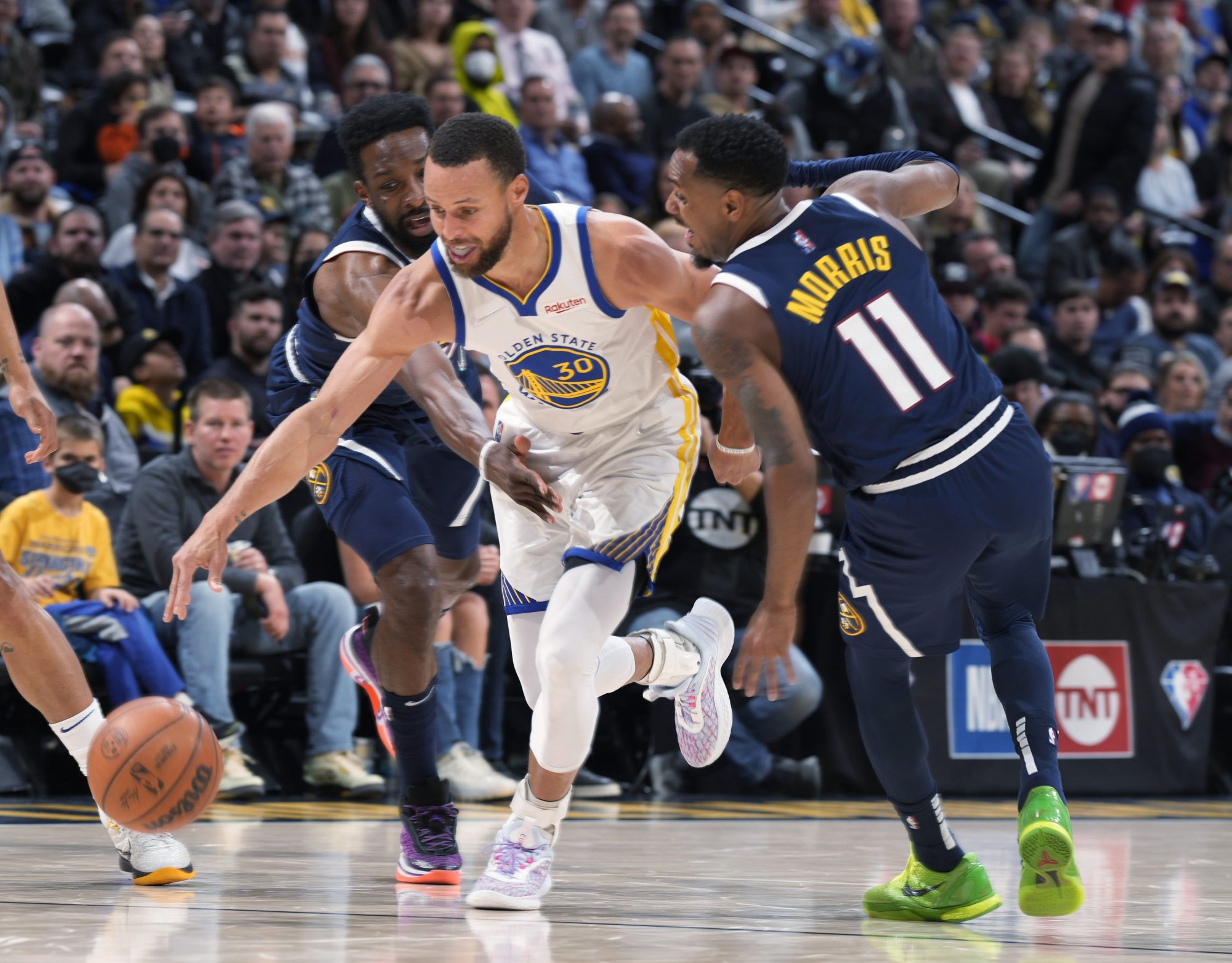 Warriors prišli o najväčšiu hviezdu. Smart za to schytáva nadávky