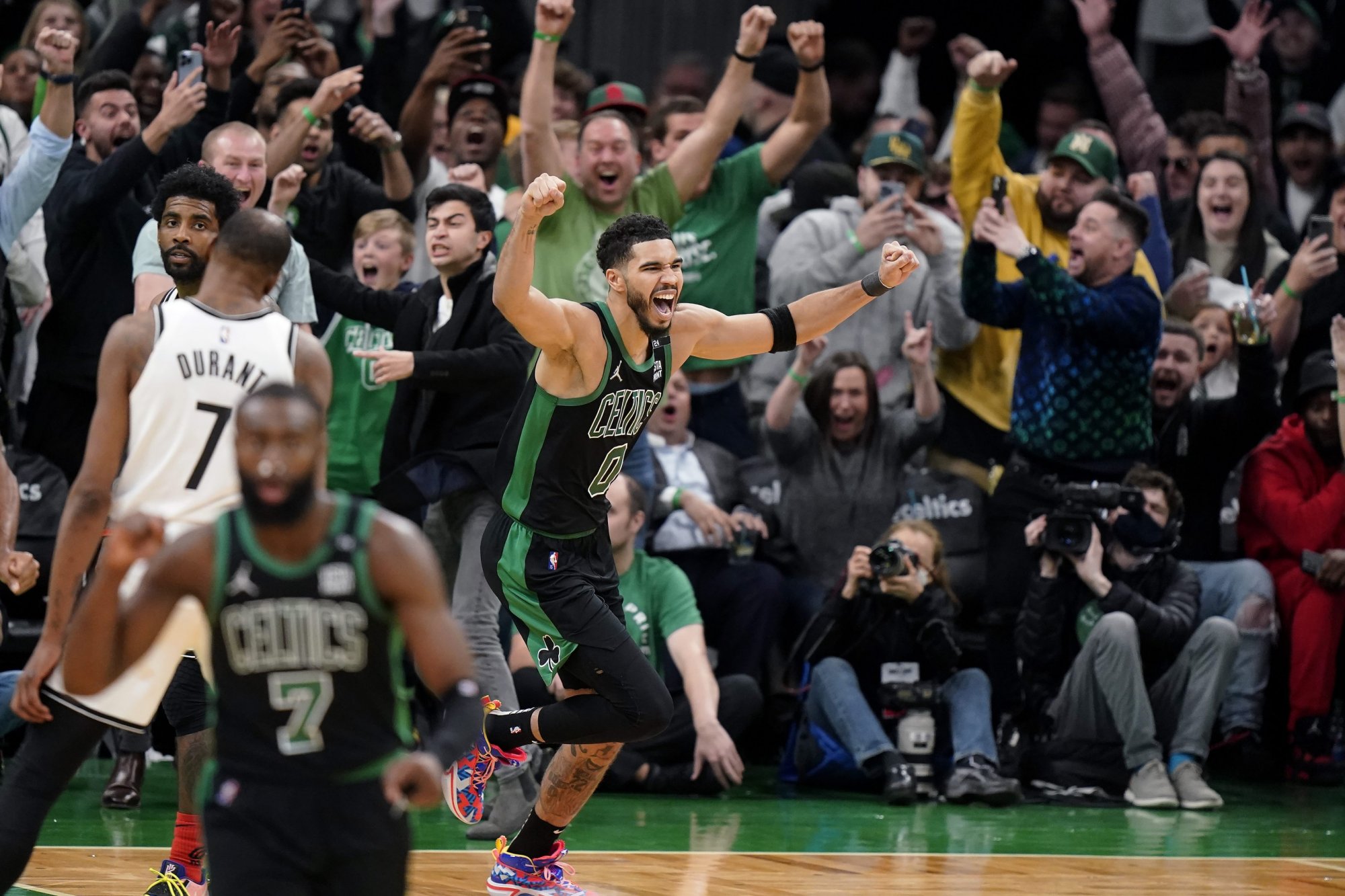 NBA play-off: Kyrie parádne úradoval v Bostone a potom prišiel úžasný koniec