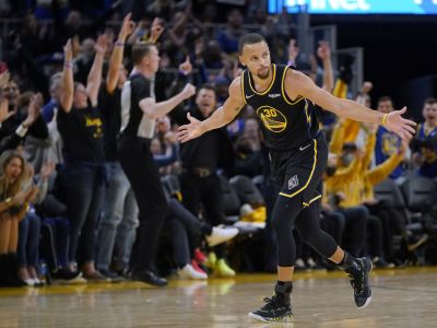 NBA play-off: Golden State využilo zranenie Moranta a má mečbal, Boston vyrovnal s Milwaukee na 2:2