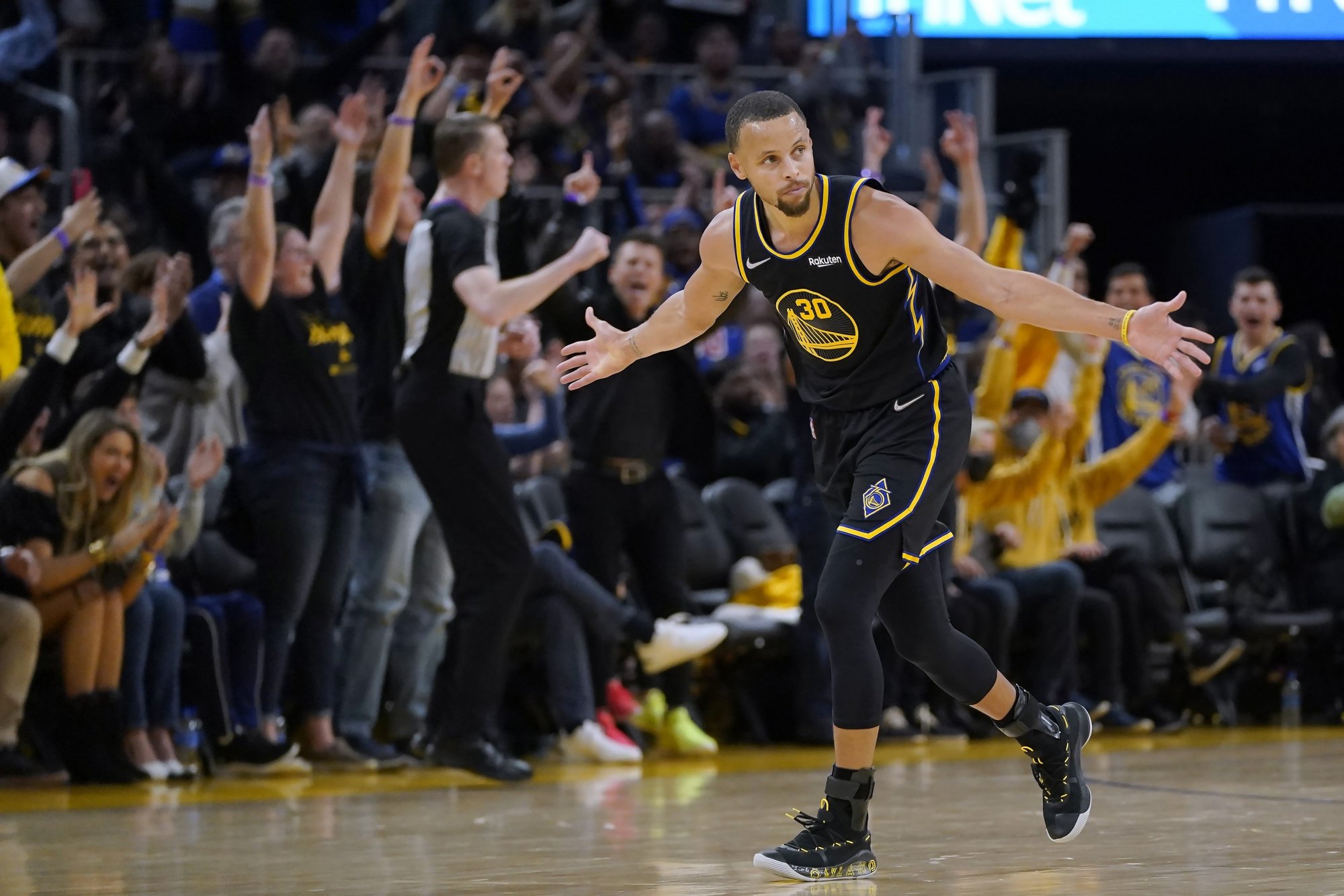 NBA play-off: Golden State využilo zranenie Moranta a má mečbal, Boston vyrovnal s Milwaukee na 2:2