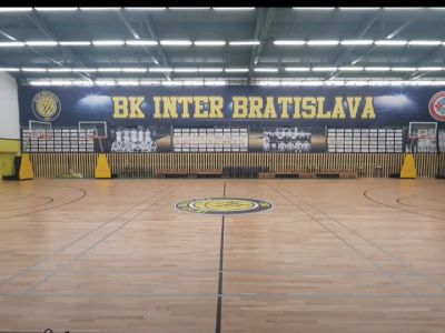 VIDEO: Skvelá práca. Interisti prerobili starú halu pre potreby mladých basketbalistov