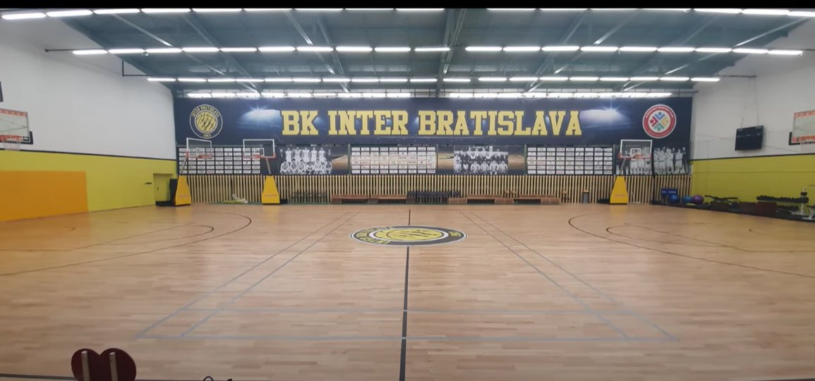 VIDEO: Skvelá práca. Interisti prerobili starú halu pre potreby mladých basketbalistov