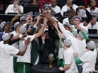 NBA play-off: Boston pretlačil Miami, vo finále vyzve Golden State