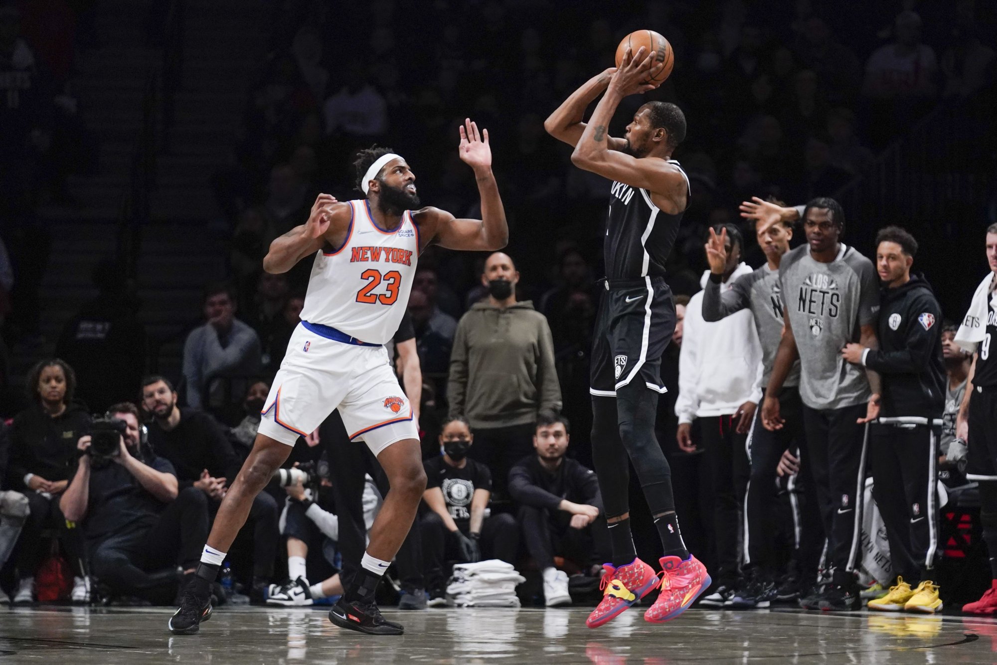 VIDEO: Brooklyn prehrával v derby o 21 bodov, vďaka skvelému Durantovi otočil