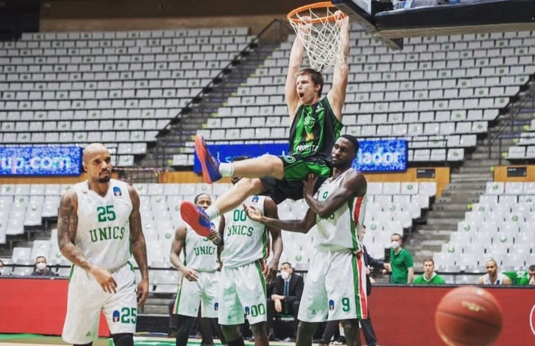 Brodziansky oslavuje triumf nad gigantom, v Česku žiarili Lošonský s Petrášom