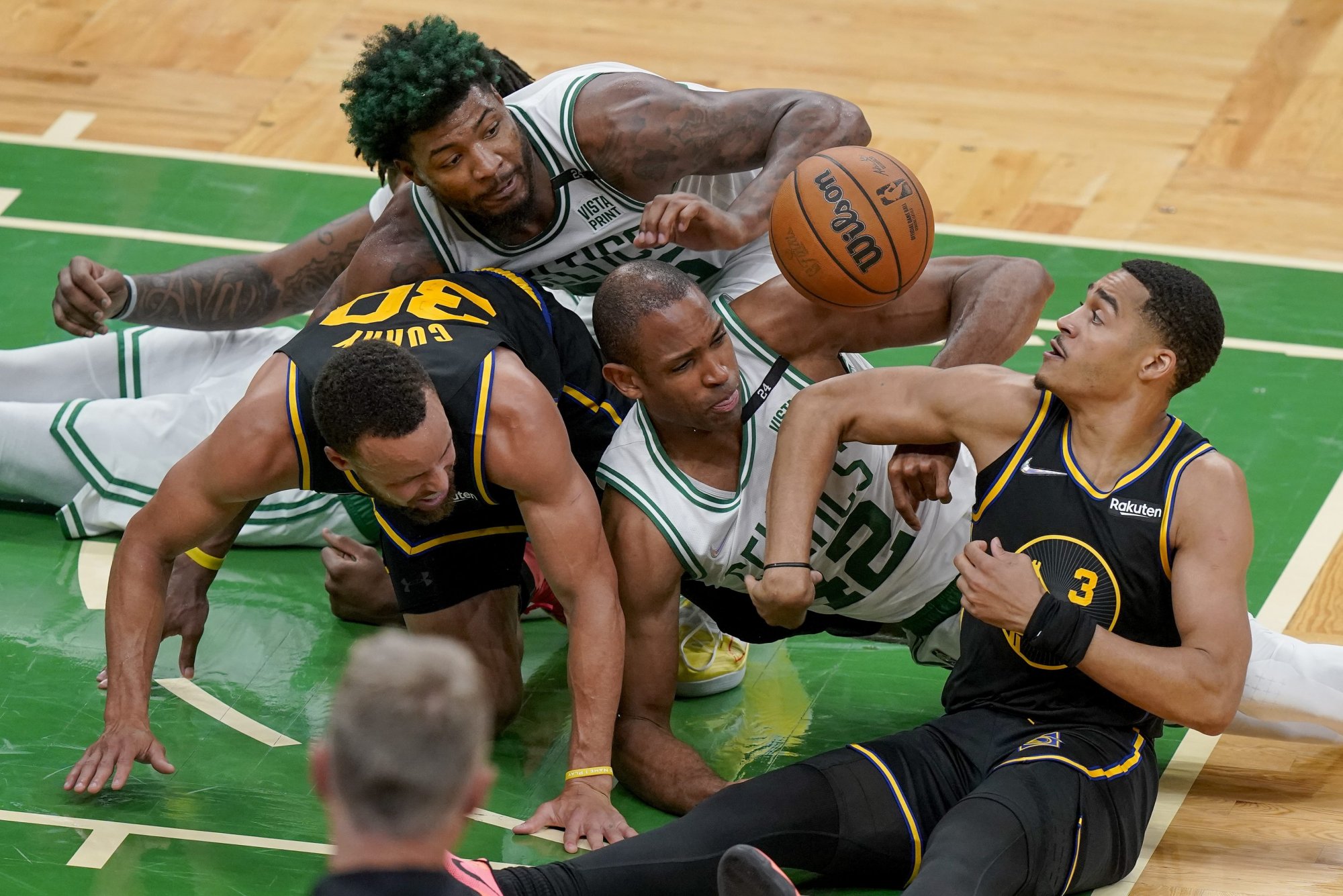 NBA finále: Horford zranil Curryho, Boston obranou zničil Golden State a vedie 2:1