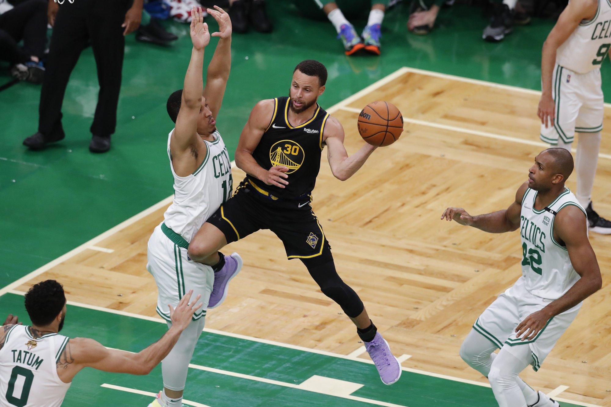 NBA finále: Fantastický Curry a Warriors v záverečnej päťminútovke nepustili Boston k ničomu a vyrovnali na 2:2