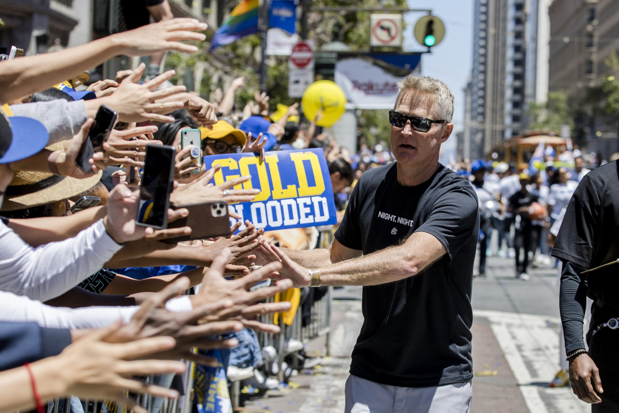 Oslavy Golden State: Kerr nečakal, že budú takí dobrí, Klay Thompson zhodil fanúšika