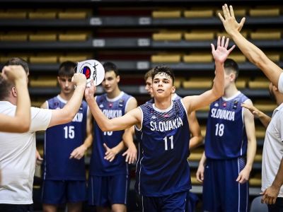 Mladí Slováci ubránili súpera pod 50 bodov a oslavujú prvú výhru na ME