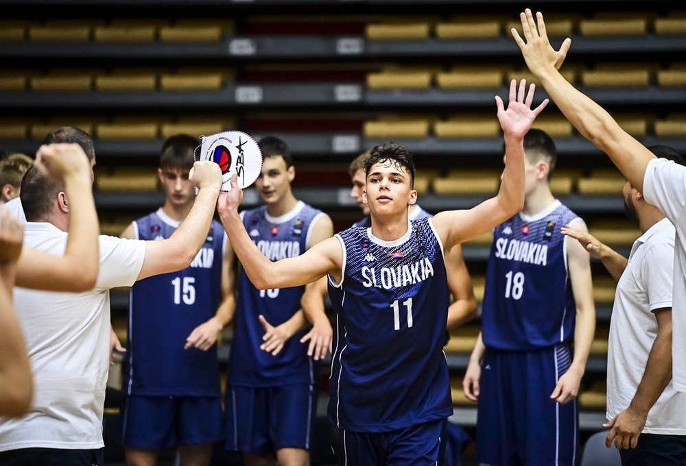 Mladí Slováci ubránili súpera pod 50 bodov a oslavujú prvú výhru na ME