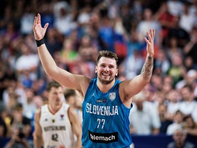 Dončič odpovedal kritikom 36 bodmi, Fíni nastrieľali Čechom 98 bodov, Giannis sa vrátil 41 bodovou šou