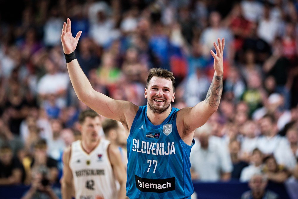 Dončič odpovedal kritikom 36 bodmi, Fíni nastrieľali Čechom 98 bodov, Giannis sa vrátil 41 bodovou šou