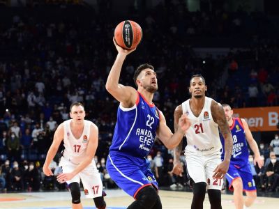Týždeň v Eurolige: Unikátny threepeat Efesu a MVP Mike James. Začína najlepšia liga v Európe