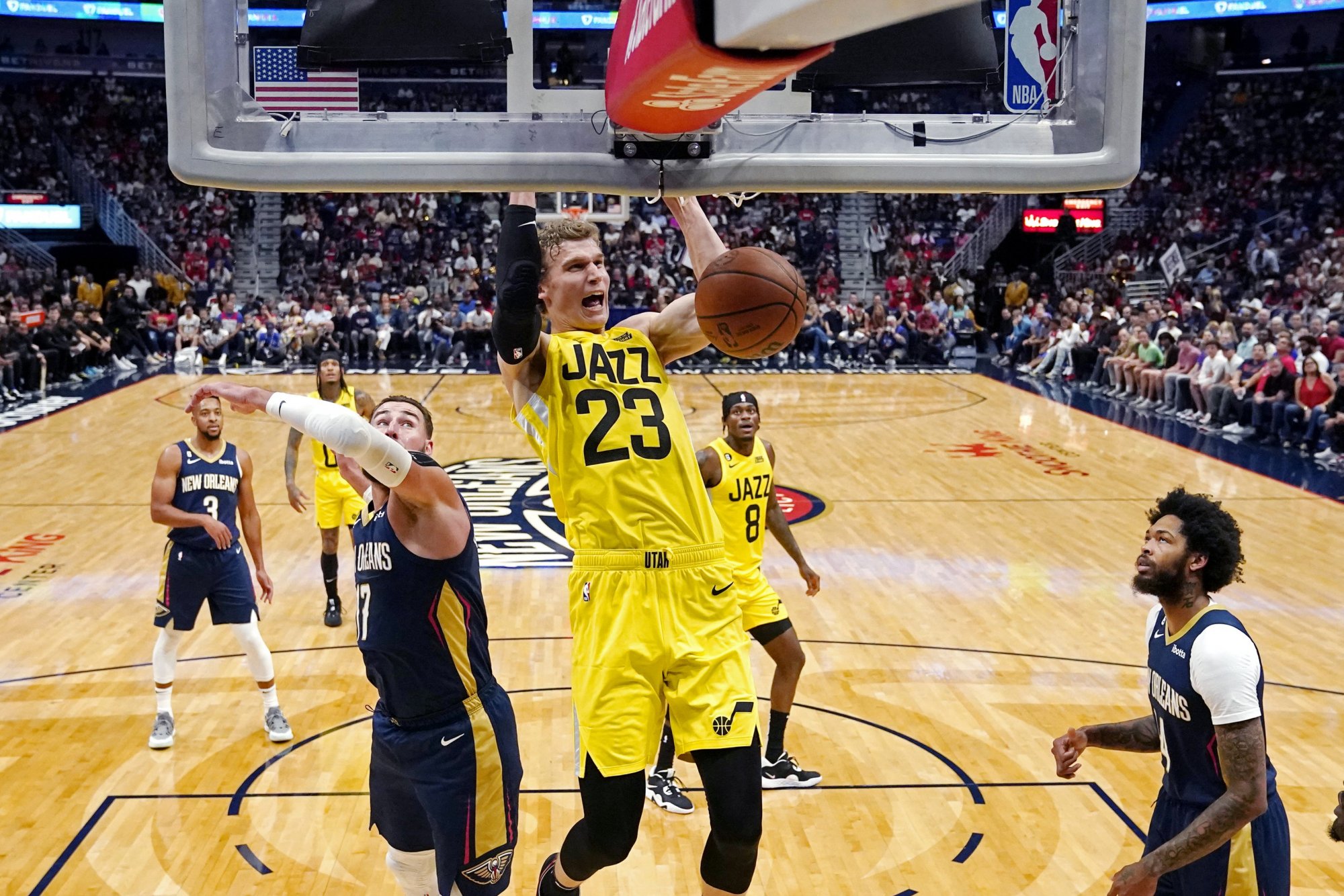 Vymenili všetky hviezdy a aj tak vyskočili do čela NBA. Vedie ich skvelý Fín