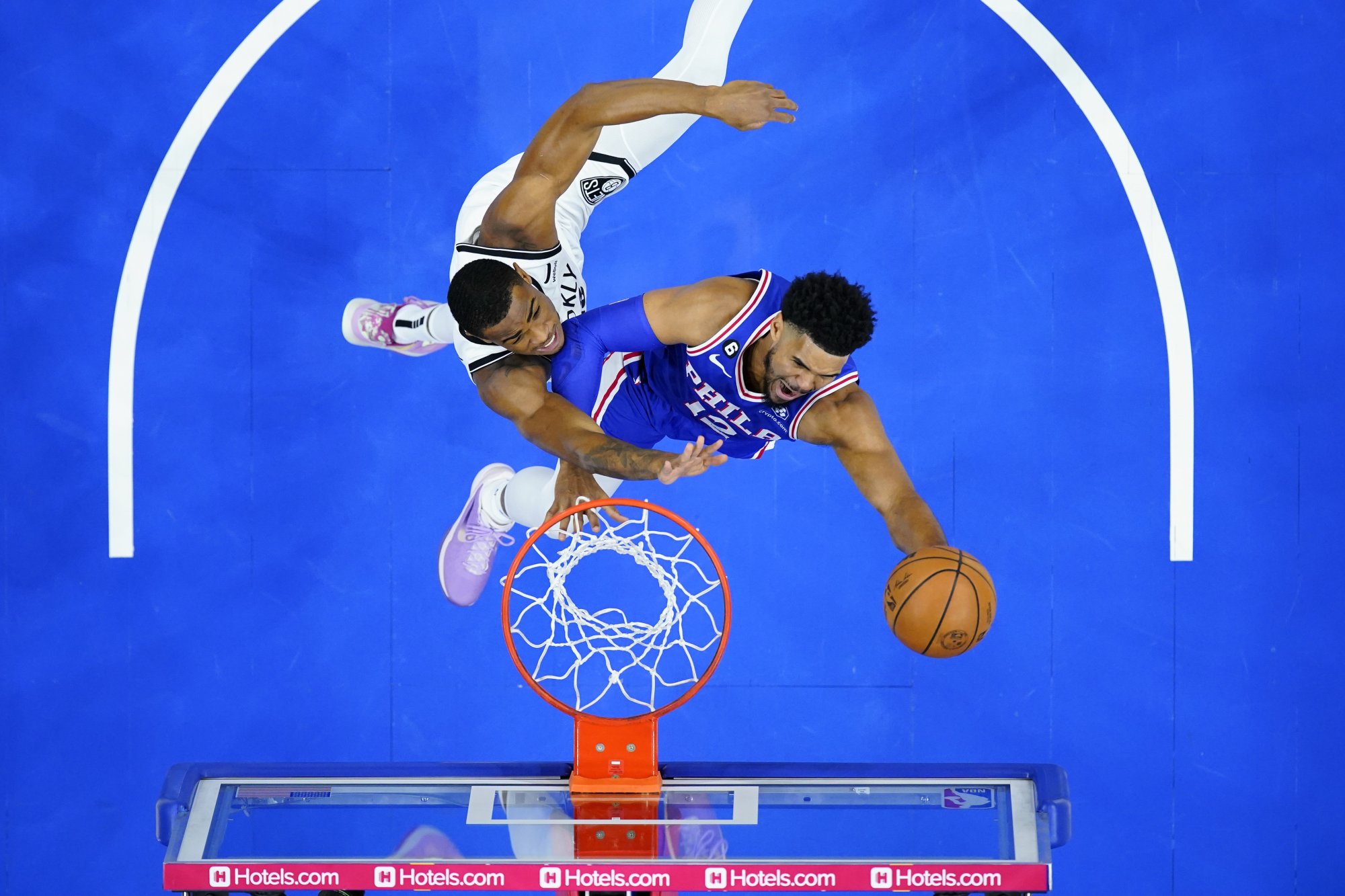 VIDEO: Sixers zdolali Brooklyn aj bez Embiida s Hardenom, na Simmonsa sa pískalo